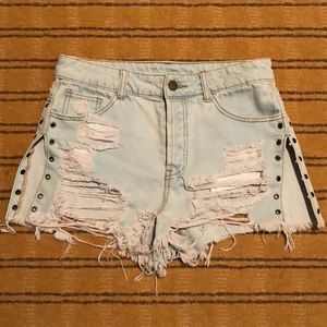 Light blue jean distressed short